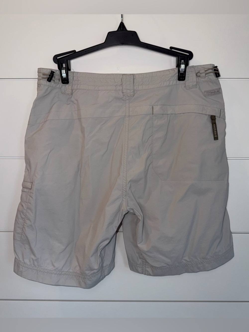 Columbia Titanium Women’s 10 Shorts Khaki Nylon 8.5" Hiking Gorpcore Packable - Picture 2 of 10